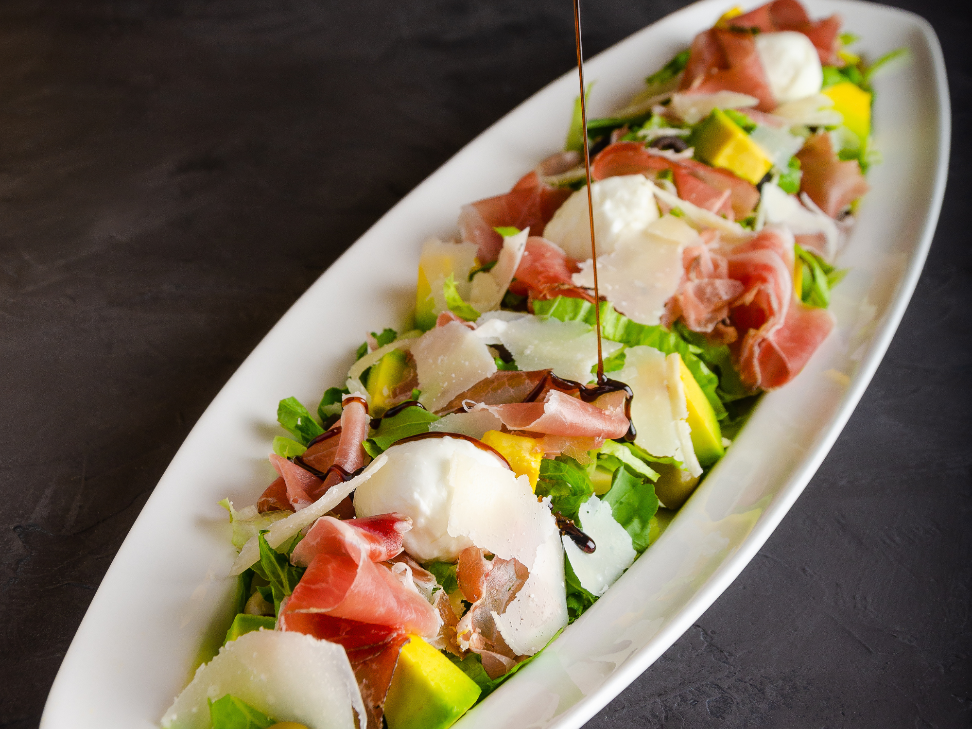 Salat med serranoskine forrett
